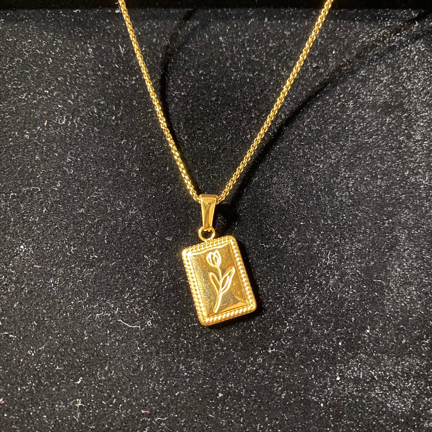 BJ FLOWER PLATE PENDANT